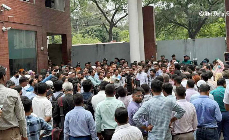 সচিবালয়ে আগামীকালও বিক্ষোভ, দেশের সরকারি কর্মচারীদের একই কর্মসূচি পালনের আহ্বান