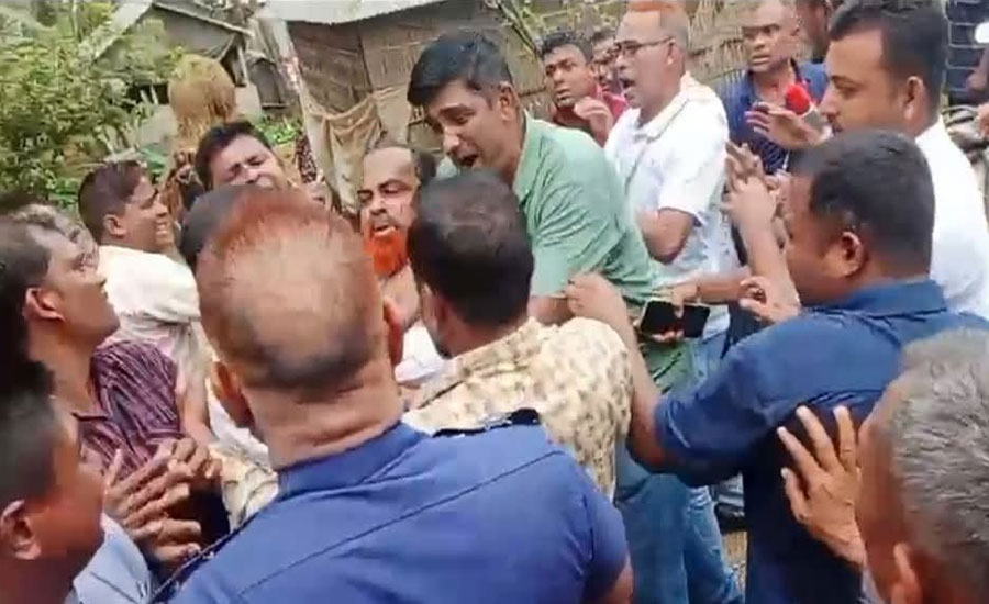 নালিতাবাড়ীতে বন উপদেষ্টার গাড়ি আটকে বিক্ষোভ, সাংবাদিকদের উপর হামলা, আহত ৬