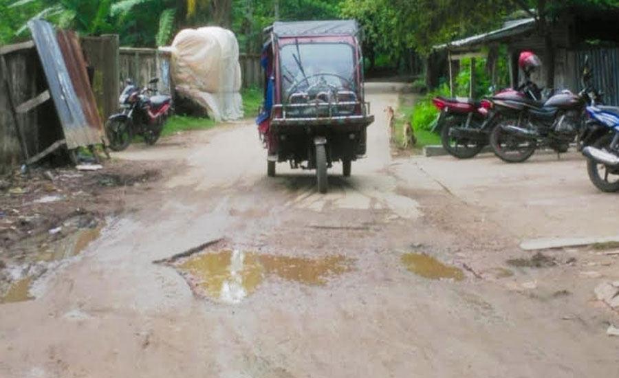 মোরামত না করায় খানাখন্দে চৈতা বাজারের প্রধান সড়ক