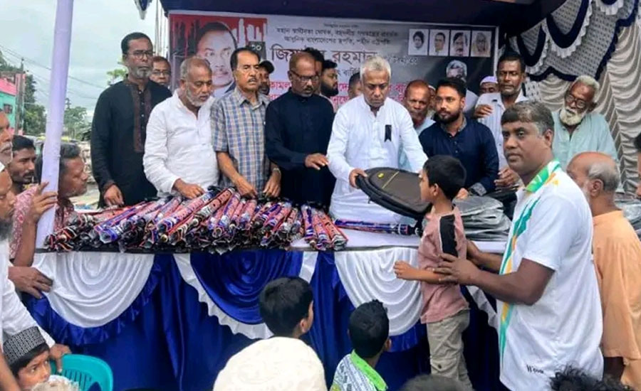 জিয়াউর রহমানের মৃত্যুবার্ষিকীতে ছাতা পেলেন শ্রমজীবীরা, শিশুরা পেলেন স্কুলব্যাগ