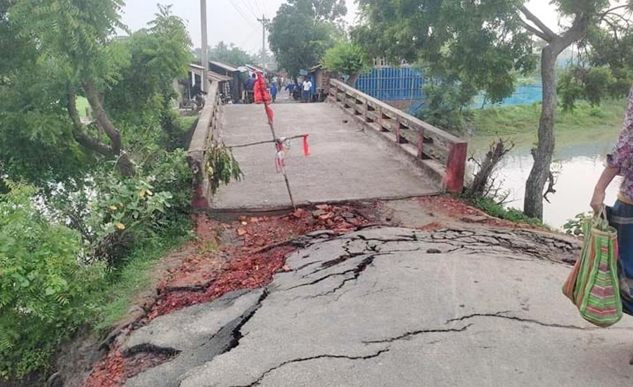 সাতক্ষীরায় সেতু ধ্বসে তিন উপজেলার লক্ষাধিক মানুষের দুর্ভোগ চরমে 