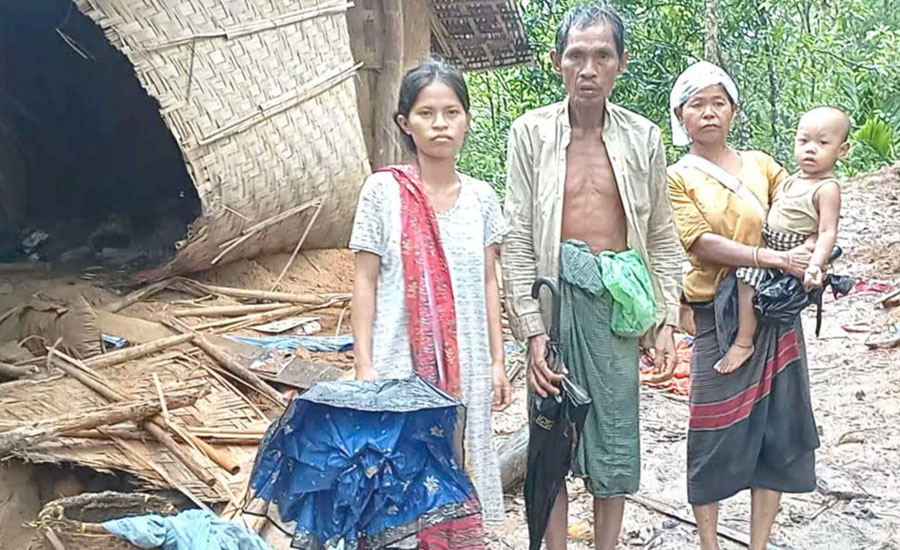 রাজস্থলীতে বন্যহাতির তাণ্ডবে বসতবাড়ি লণ্ডভণ্ড, নিরাপদ আশ্রয়ে যাচ্ছে মানুষ
