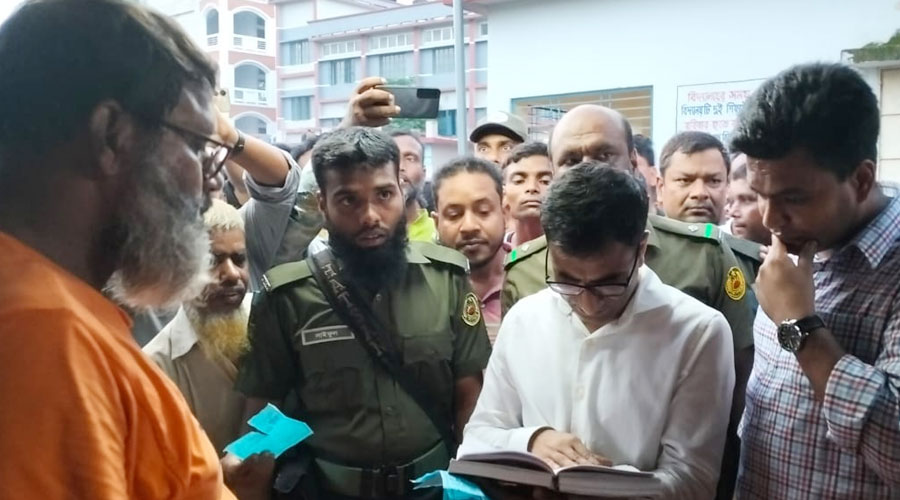 বাগমারায় পশুর হাটে অতিরিক্ত খাজনা আদায়, ভ্রাম্যমান আদালতে জরিমানা