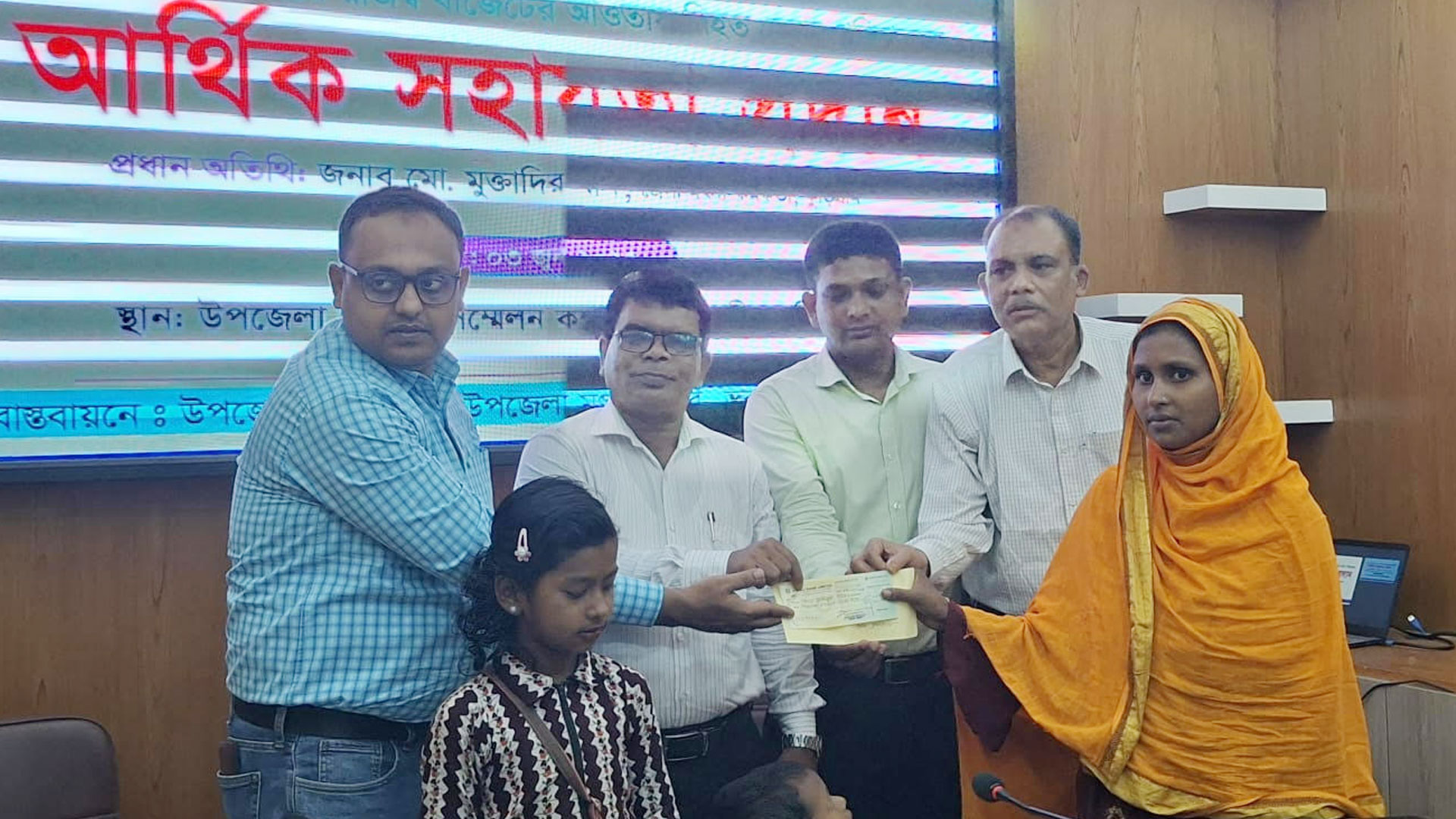 ভূরুঙ্গামারীতে নিহত জেলে পরিবারকে অর্থিক সহায়তা