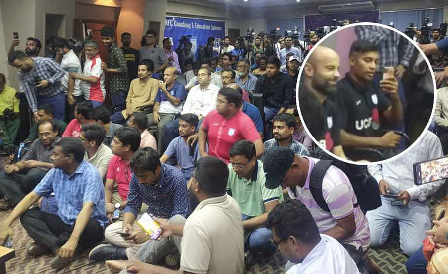 আসন না পেয়ে ফ্লোরে সাংবাদিকরা, ভিডিও করলেন জামাল