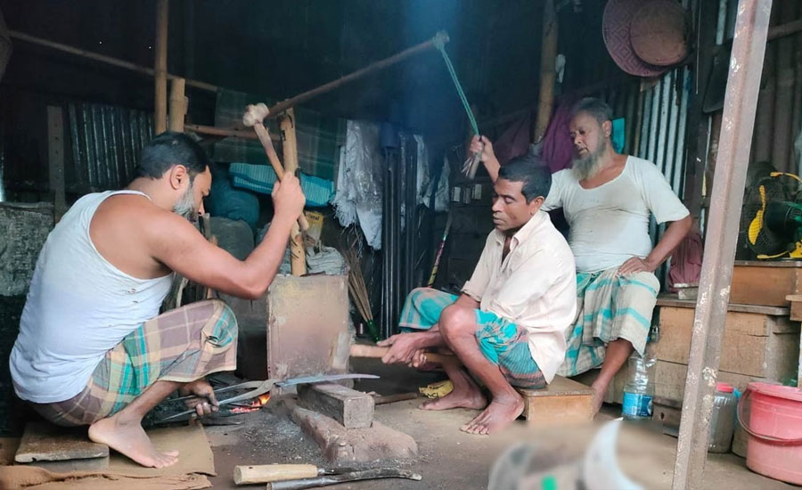অনেকটাই কম কামারশালায় ব্যস্ততা বগুড়ায় বাজারে দেশি দা-ছুরির জায়গা দখলে বিদেশি চাকু-চাপাতি