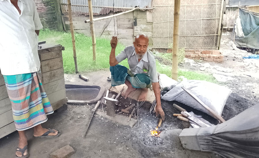 শেষ মুহূর্তে ব্যস্ত সময় পার করছেন শ্রীবরদীর কামাররা