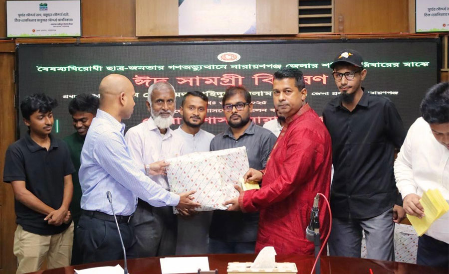 শুধু ঈদ নয়, যেকোনো প্রয়োজনে শহীদ পরিবারের পাশে আছি: নারায়ণগঞ্জ জেলা প্রশাসক 