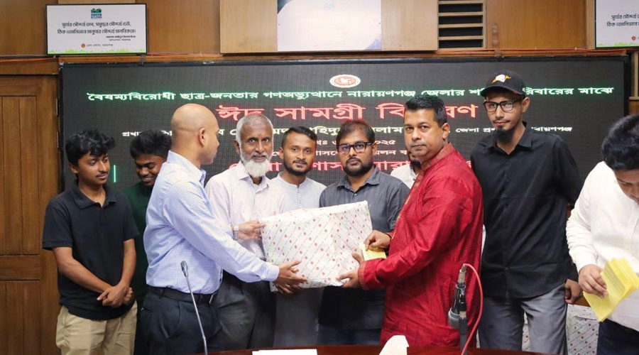 শহীদ পরিবারের মাঝে নারায়ণগঞ্জ জেলা প্রশাসকের ঈদ উপহার