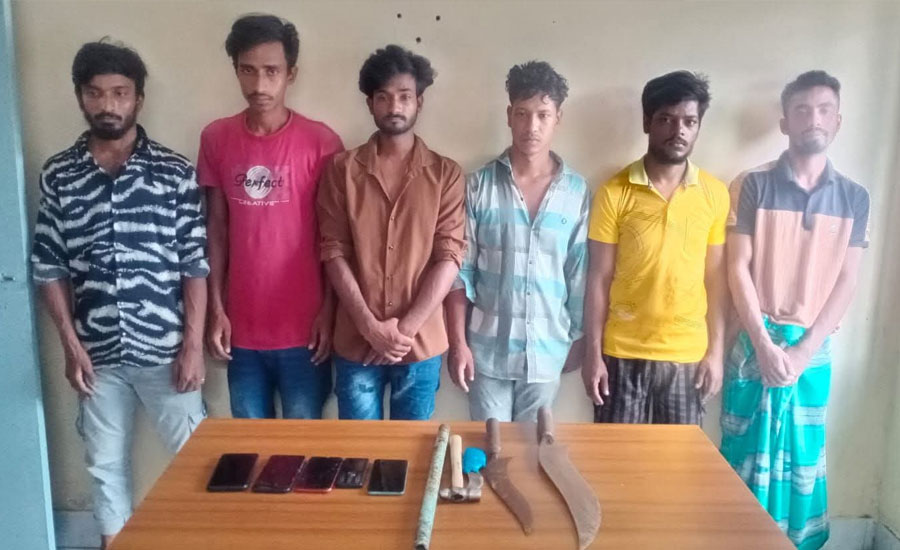 নাটোরে সেনাবাহিনীর অভিযানে দেশীয় অস্ত্রসহ ৬ জন আটক