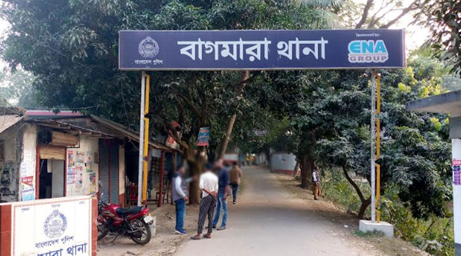 বাগমারায় উকিলের দাপট দেখাতে গিয়ে গণধোলাইয়ের শিকার মুহুরী