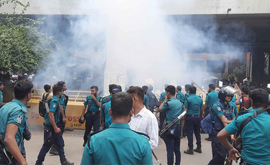 হঠাৎ উত্তপ্ত প্রেস ক্লাব, সাউন্ড গ্রেনেড নিক্ষেপ পুলিশের