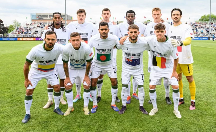 বাংলাদেশের পতাকা বুকে নিয়ে কানাডার মাঠে সামিত সোম