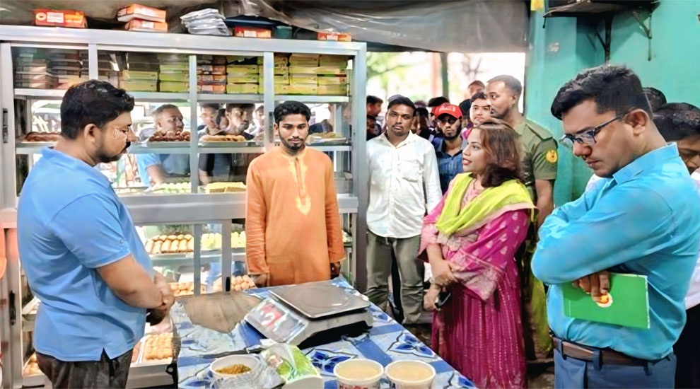 শ্যামনগরে অস্বাস্থ্যকর পরিবেশে মিষ্টি তৈরি, ২ দোকানিকে ৪০ হাজার টাকা জরিমানা