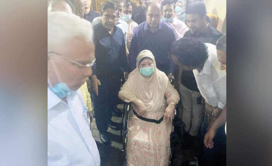 হাসপাতালের উদ্দেশে রওনা দিয়েছেন খালেদা জিয়া