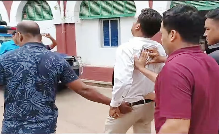 আইনজীবীর সামনে থেকে মক্কেলকে নিয়ে যাচ্ছিল ডিবি, এরপর যা ঘটল