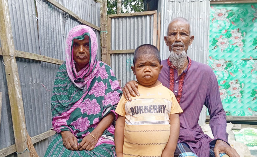 ৮ বছরের শিশুতে আটকে আছে ৪০ বছরের ছমির