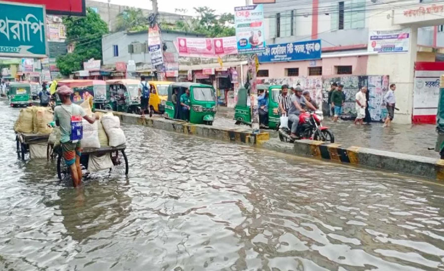 টানা বর্ষণে ফের ডুবেছে নোয়াখালী শহর, স্থায়ী জলাবদ্ধতার শঙ্কা 