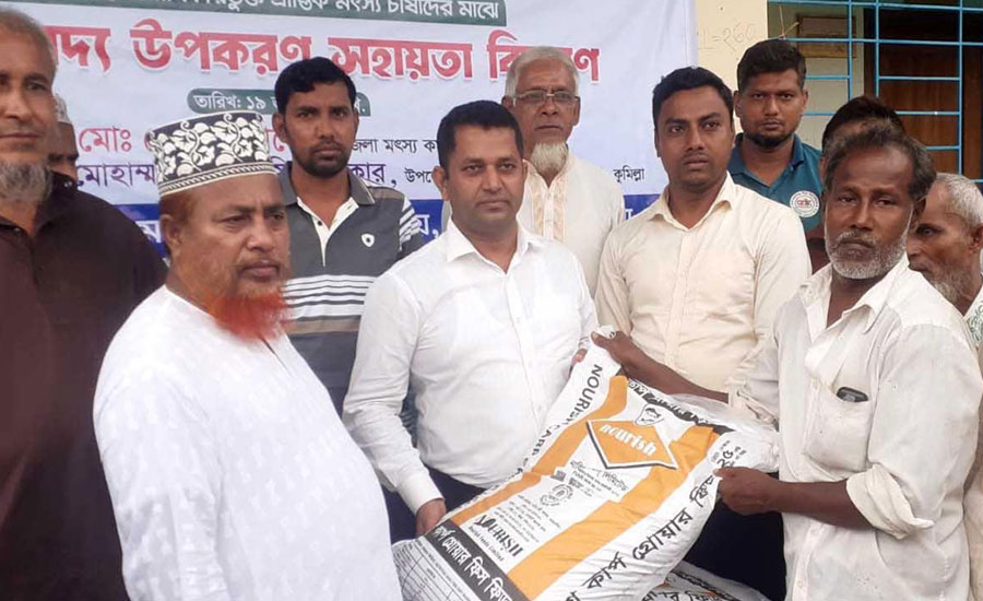 নাঙ্গলকোটে মৎস্য চাষীদের মাঝে মাছের খাদ্য বিতরণ