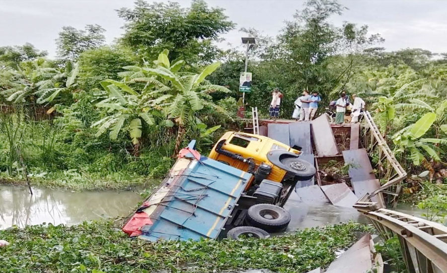 পিরোজপুরে কয়লা বোঝাই ট্রাক নিয়ে খালের মধ্যে ভেঙে পড়েছে বেইলি ব্রিজ