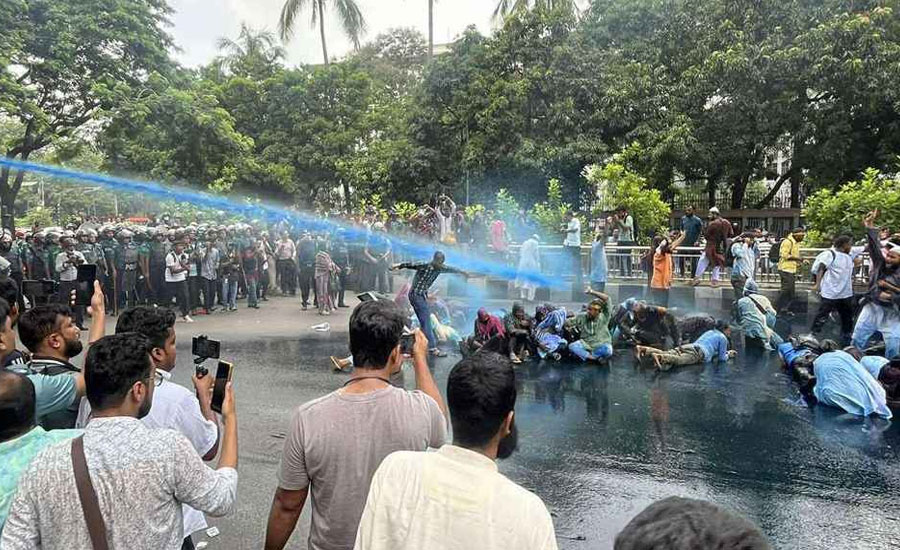 প্রেস ক্লাবে আন্দোলনকারীদের লক্ষ্য করে সাউন্ড গ্রেনেড নিক্ষেপ