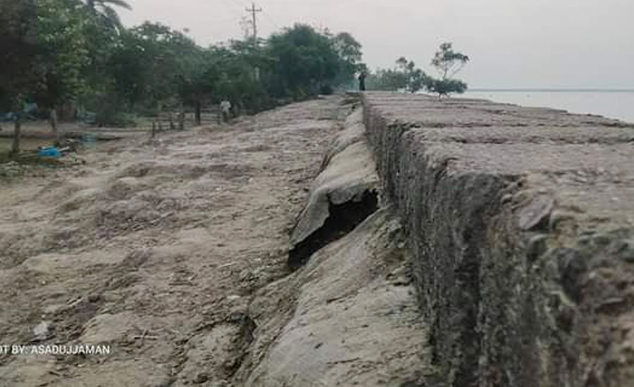 কৈখালীতে বেঁড়িবাধে উপড়ে পড়ছে পাউবোর ব্লকগুলো, আতঙ্কে স্থানীয়রা