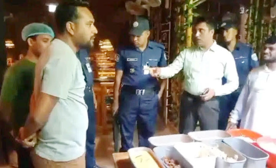 যশোরের ‘আড্ডাখানা’ রেস্তোরাঁয় পঁচা ও বাসি খাবার বিক্রি, ৫০ হাজার টাকা জরিমানা