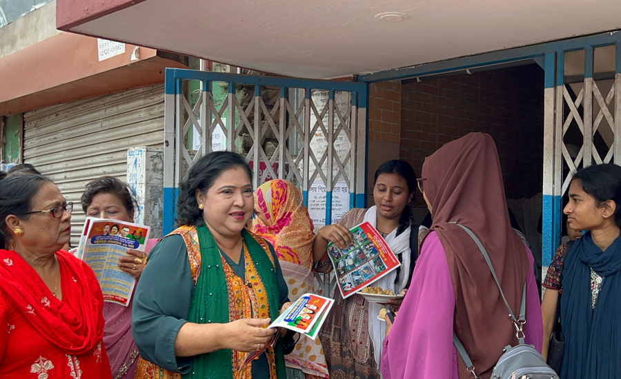 নেত্রকোণায় কেন্দ্রীয় বিএনপির জাতীয় নির্বাহী কমিটির সদস্য ডক্টর আরিফা জেসমিন নাহিনের লিফলেট বিতরণ 