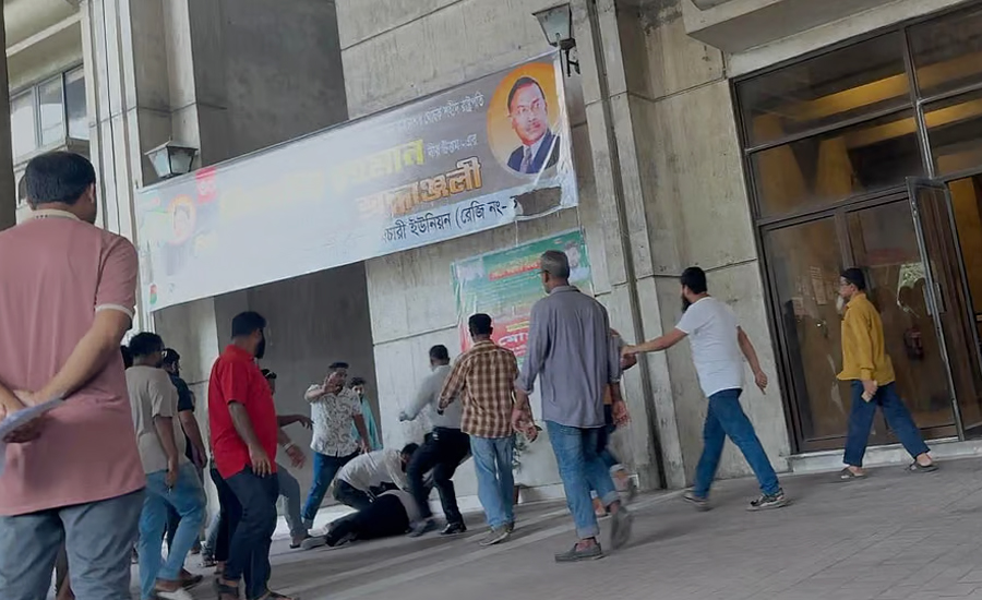 নগর ভবনে ইশরাকের বিরোধীপক্ষ সন্দেহে পিটুনি, ছুরি দেখিয়ে সাংবাদিককে হুমকি