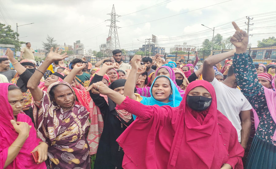 ঢাকা-চট্টগ্রাম মহাসড়ক অবরোধ করে জুট মিল শ্রমিকদের বিক্ষোভ মিছিল 