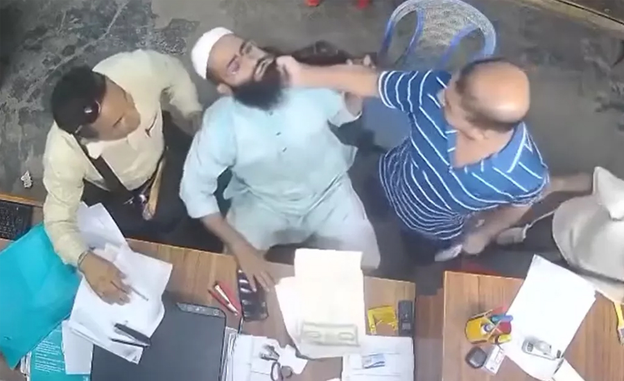 মানিকগঞ্জে ব্যবসায়ীর দাড়ি ধরে মারধর, যা জানা গেল