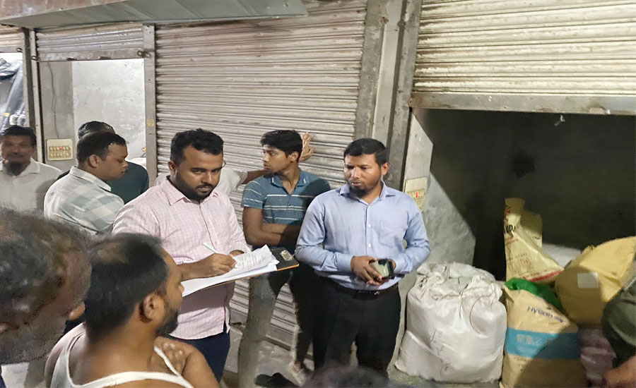 পিরোজপুরে ৬০০ কেজি নিষিদ্ধ পলিথিন জব্দ, ৫০ হাজার টাকা জরিমানা