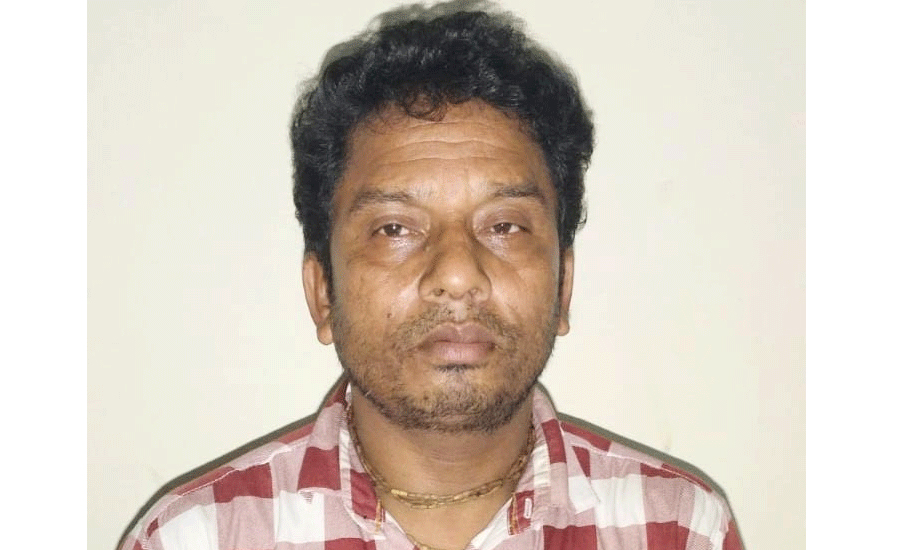 ছাত্রীকে মা সম্বোধন করে পাশের আসনে বসান অটোচালক, অতঃপরins class=