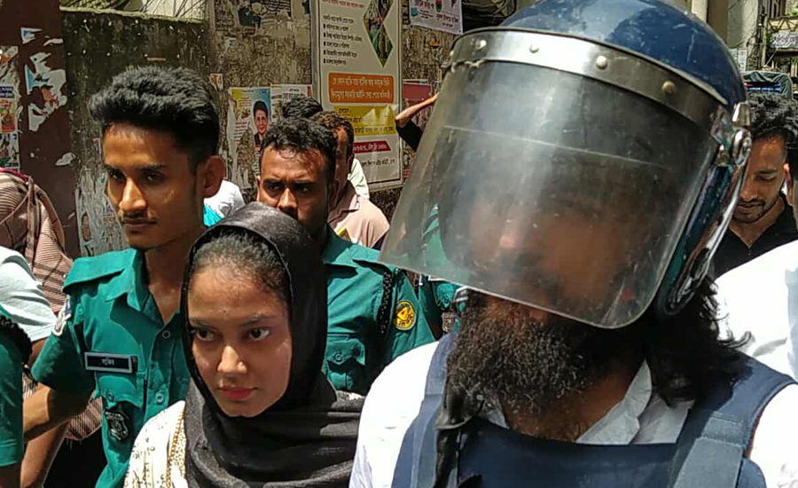 কারাগারে সিগারেটের প্যাকেটে কী লেখেছিলেন নোবেল?