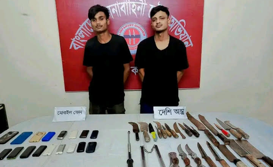 বগুড়ায় সেনাবাহিনীর অভিযানে দেশীয় অস্ত্র ও ছিনতাইকৃত মোবাইল সহ কিশোর গ্যাংয়ের দুই সদস্য আটক