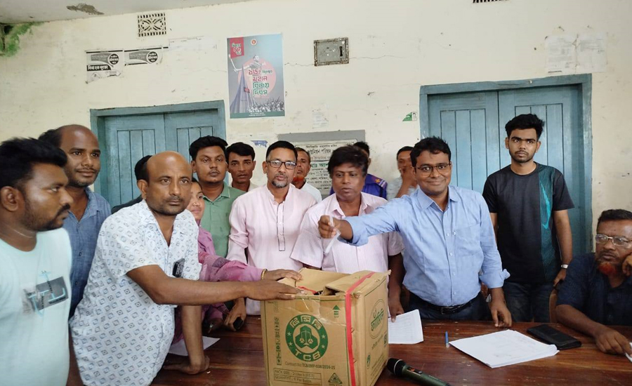 তাড়াশে লটারির মাধ্যমে ভিডাব্লিউবি কার্ড নির্ধারণ