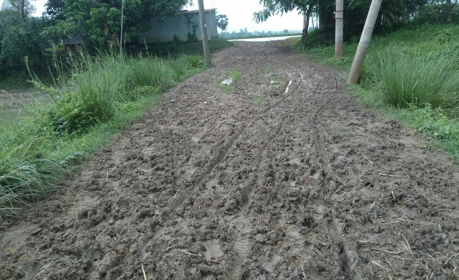 কেউ কথা রাখেনি, ৩৪ বছর পেরিয়ে গেলেও চৌবাড়িয়া বিদ্যালয়ের রাস্তা পাকা হয়নি