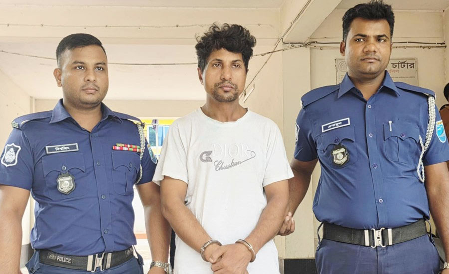 ৪ স্কুলছাত্রীকে আটকে রেখে ধর্ষণের অভিযোগে শিক্ষক গ্রেপ্তার