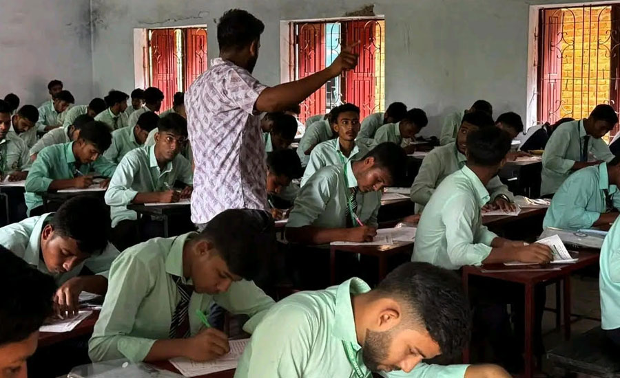 পরীক্ষাকেন্দ্রে ছাত্রদল নেতা, সোস্যাল মিডিয়ায় ও এলাকায় চাঞ্চল্য, সচিবকে শোকজ