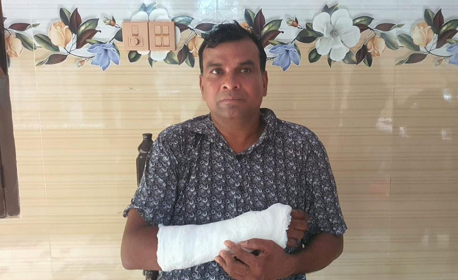 মব সৃষ্টিকরে ব্যাবসায়ীকে  পিটিয়ে হাত ভাঙল বিএনপি নেতা।