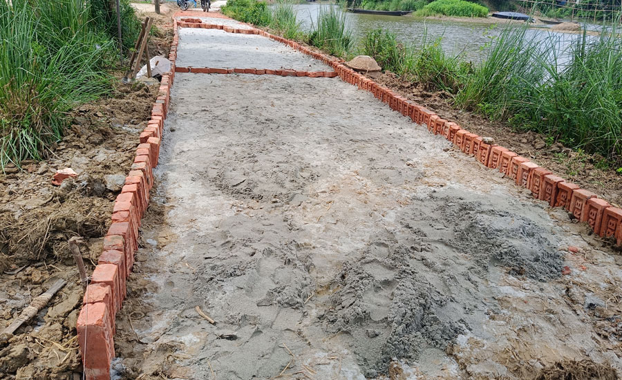 রাস্তা নির্মাণে নিম্নমানের ইট ব্যবহারের অভিযোগ চেয়ারম্যানের বিরুদ্ধে 