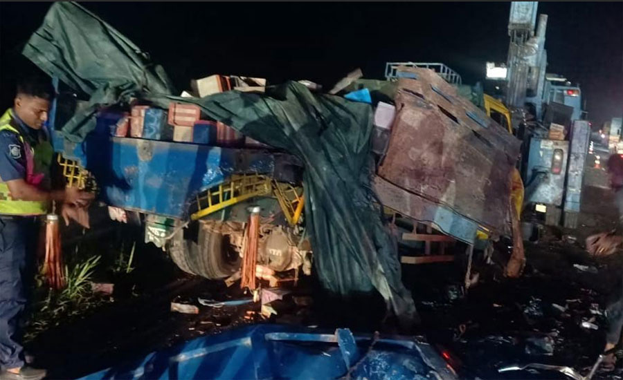 মাওয়া এক্সপ্রেসওয়েতে বাস-ট্রাক সংঘর্ষে চিকিৎসকসহ ৪ জনের মৃত্যু, আহত ১৬