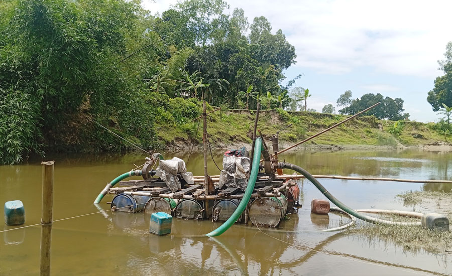 ভূরুঙ্গামারীতে অবৈধভাবে ড্রেজার দিয়ে বালু উত্তোলনের অভিযোগ বিএনপি নেতার বিরুদ্ধে