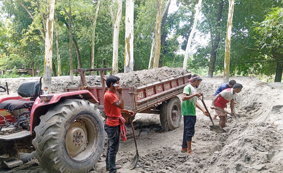 ভূরুঙ্গামারীতে অবৈধভাবে ড্রেজার দিয়ে বালু উত্তোলনের অভিযোগ বিএনপি নেতার বিরুদ্ধে