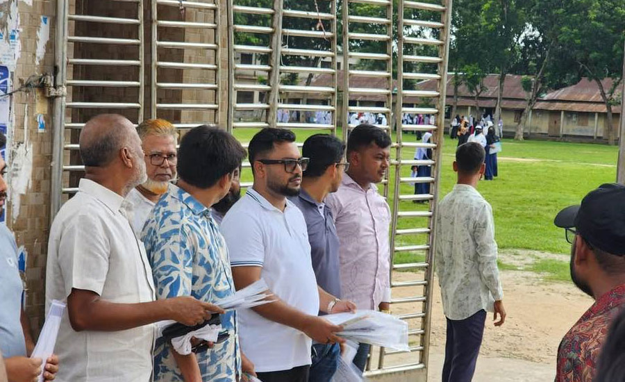 ভালুকায় এইচএসসি পরীক্ষার্থীদের মাঝে পরীক্ষার প্রয়োজনীয় সামগ্রী বিতরণে মোস্তাফিজুর রহমান মামুন