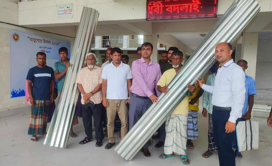 নলডাঙ্গায় প্রাকৃতিক দুর্যোগ ও অগ্নিকাণ্ডে ক্ষতিগ্রস্ত ৩৩ পরিবারকে ঢেউটিন ও চেক বিতরণ