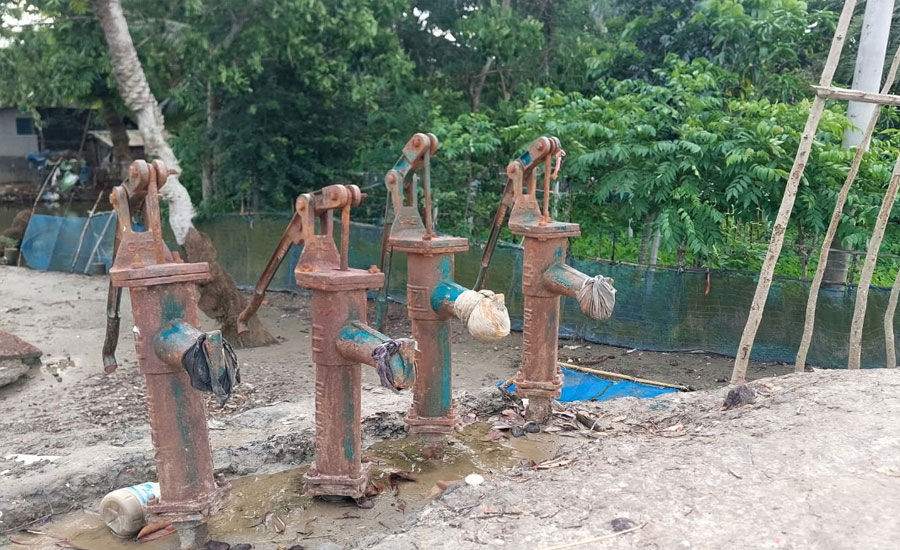 উপকূলীয় বেঁড়িবাঁধে ‘নাইন্টি’ বসানোয় বাড়ছে ভাঙনের ঝুঁকি:আতঙ্কে উপকূলবাসী 