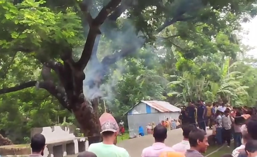 চিলমারীতে শতবর্ষী কড়ই গাছের ভেতর আগুন, নেভাতে ব্যর্থ ফায়ার সার্ভিস, অতঃপরdiv class=