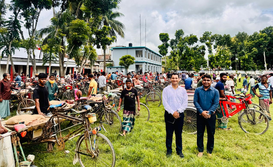 আলফাডাঙ্গায় প্রাকৃতিক দুর্যোগে ক্ষতিগ্রস্ত ৩০০ ভ্যানচালকের  মুখে হাঁসি ফুটালেন ইউএও