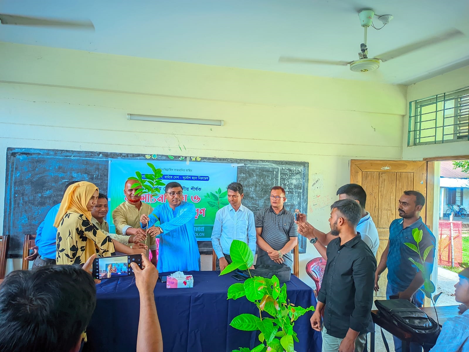 পঞ্চগড়ে সবুজ আন্দোলনের উদ্যোগে আলোচনা সভা ও গাছের চারা বিতরণ